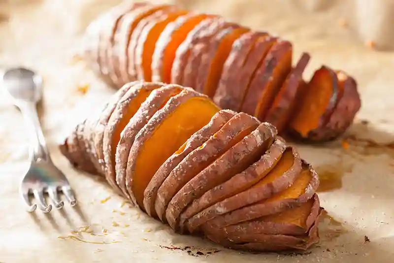 svediskai kepti batatai hasselback