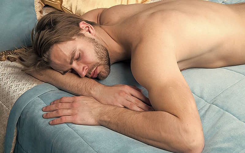 Vyrai turi miegoti nuogi