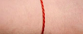 Raudonas siūlas ant rankos