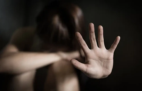 Tamsiame fone sėdintis, išsekęs ir veidą paslėpęs žmogus, kuris į priekį atkišęs delną lyg sakytų „stop“. Tai simbolizuoja emocinį nuovargį ir būtinybę brėžti ribas ginantis nuo energetinių vampyrų.