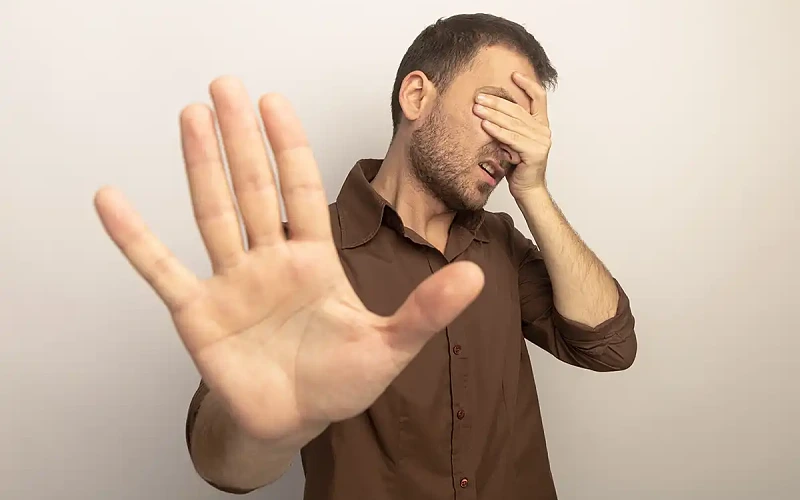 Kodėl vyras vengia akių kontakto?