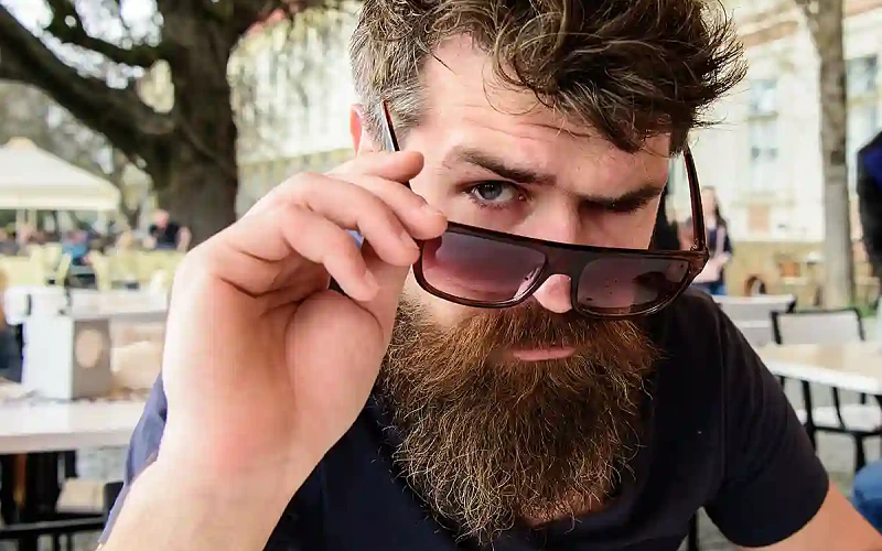 Akių kontaktas: ką išduoda žvilgsnis?