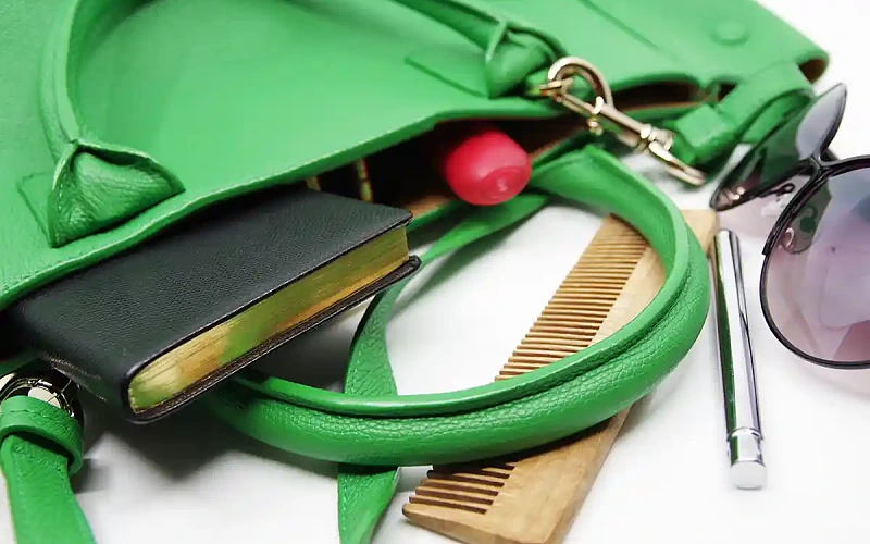 Moters rankinės turinys